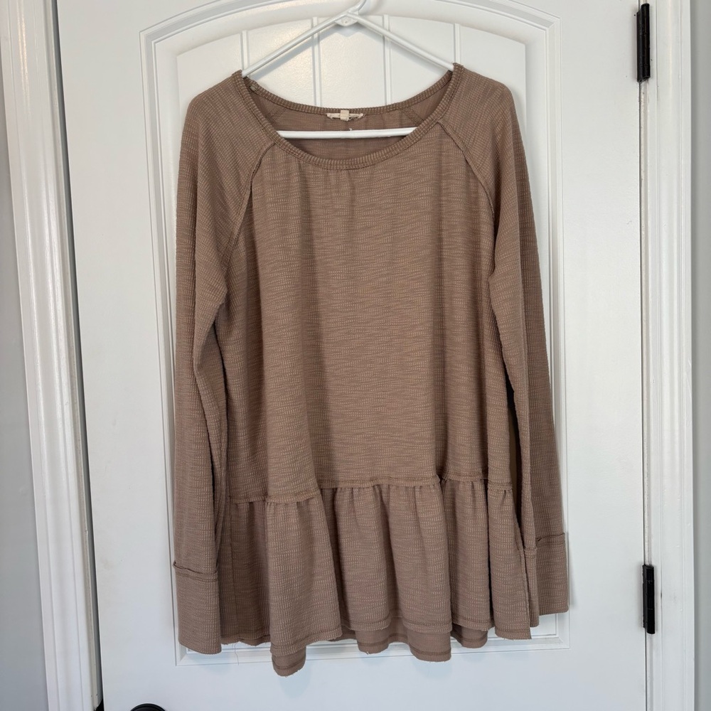Easel Women's Tan Long Sleeve Peplum Top Size Large